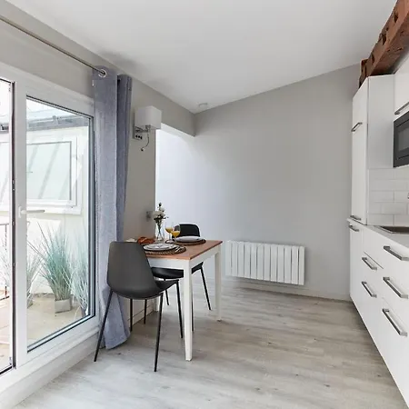 St Germain Des Pres With Balcony - Cityapartmentstay * Parigi
